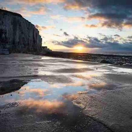 Pleine Face Mer Et Plage Ault Exterior photo
